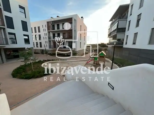 Außenansicht von Wohnung zur Miete in Santa Eulària des Riu mit Klimaanlage, Heizung und Terrasse