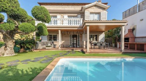 Chalet independiente con piscina, 5 habitaciones y vistas en Alella