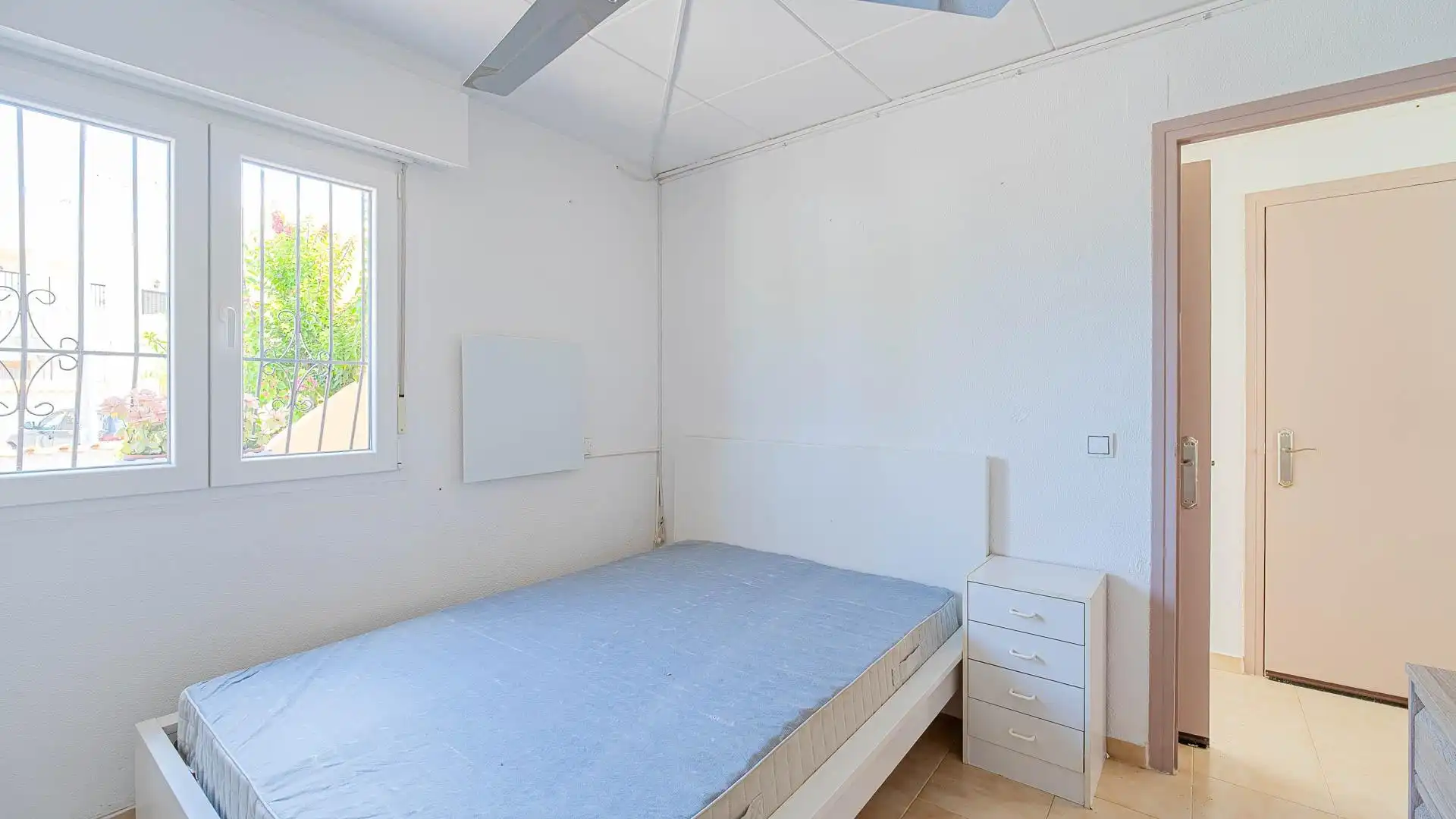 Habitación de Casa o chalet en venta en Orihuela con Jardín privado, Amueblado y Piscina comunitaria
