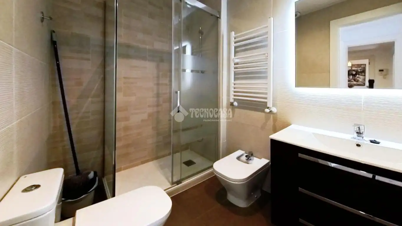 Bathroom of Flat for sale in Alcalá de Henares  with Air Conditioner, Terrace and Storage room