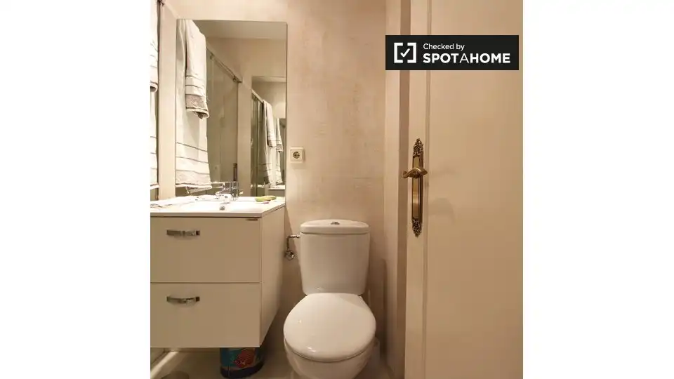 Bathroom of Flat for share in Madrid  with Air Conditioner, Terrace and Furnished