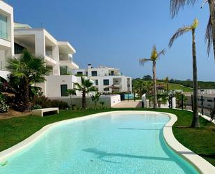 Piscina de Apartament en venda en La Alcaidesa amb Aire condicionat, Terrassa i Piscina