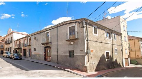 Casa unifamiliar adosada en Alba de Tormes, Salamanca. Con una superficie construida de 371 m2 distribuidos en dos plantas comunic