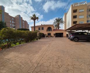 Vista exterior de Casa o xalet en venda en Roquetas de Mar amb Aire condicionat, Calefacció i Jardí privat