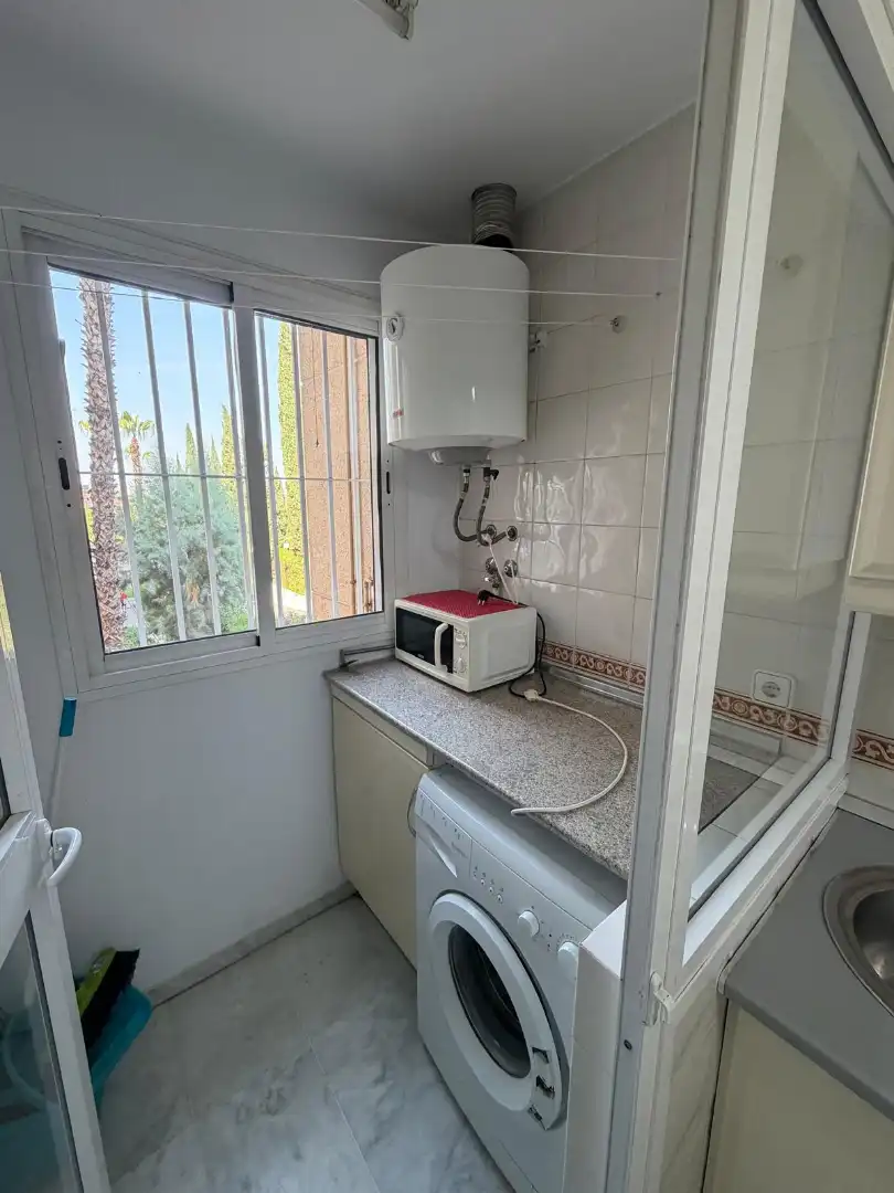 Cuina de Apartament de lloguer en Dos Hermanas amb Aire condicionat, Moblat i Rentadora