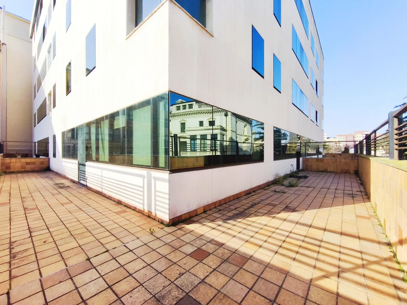 Vista exterior de Oficina de lloguer en  Logroño amb Calefacció