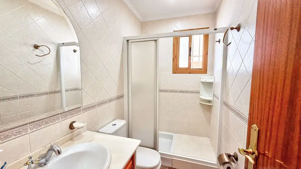 Baño de Finca rústica en venta en Periana con Aire acondicionado, Jardín privado y Terraza
