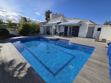 Casa amb piscina en venda a Cap Ras 14