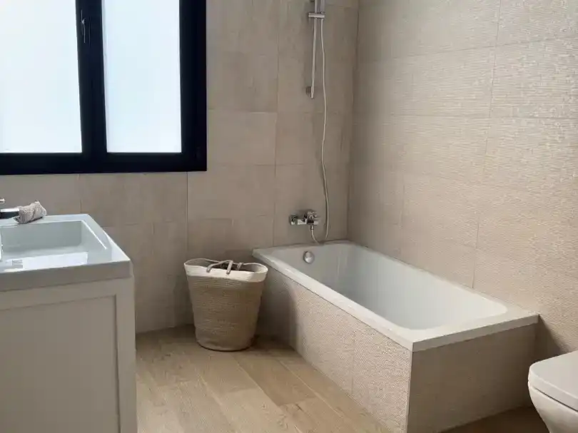 Baño de Piso en venta en Dos Hermanas con Aire acondicionado, Piscina y Balcón