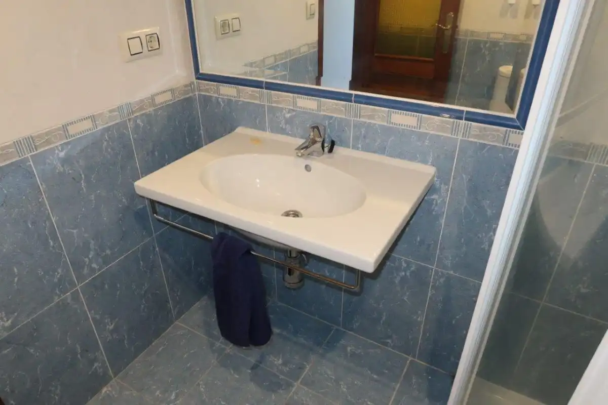 Badezimmer von Wohnung zur Miete in A Coruña Capital  mit Parkett