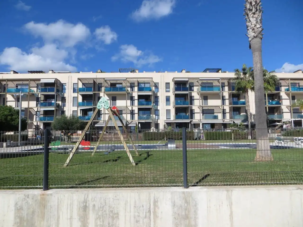 Außenansicht von Wohnung zur Miete in Cubelles mit Klimaanlage, Heizung und Terrasse