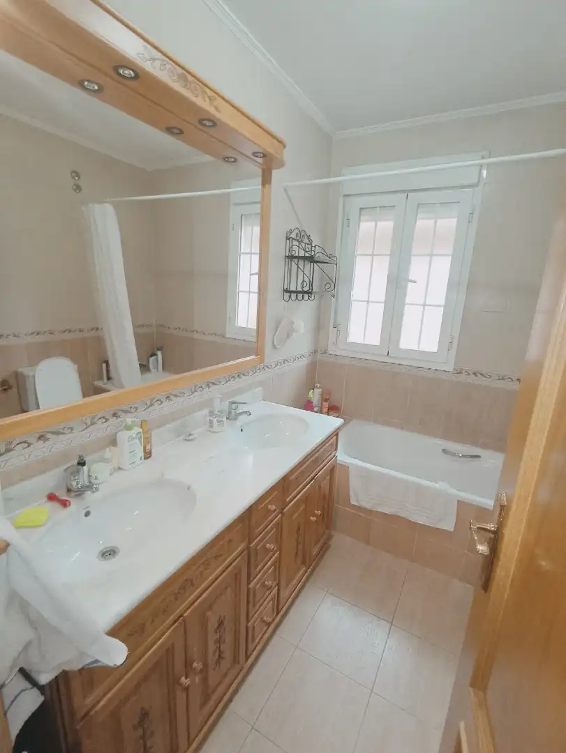 Baño de Casa adosada en venta en Villaviciosa de Odón con Calefacción, Jardín privado y Parquet