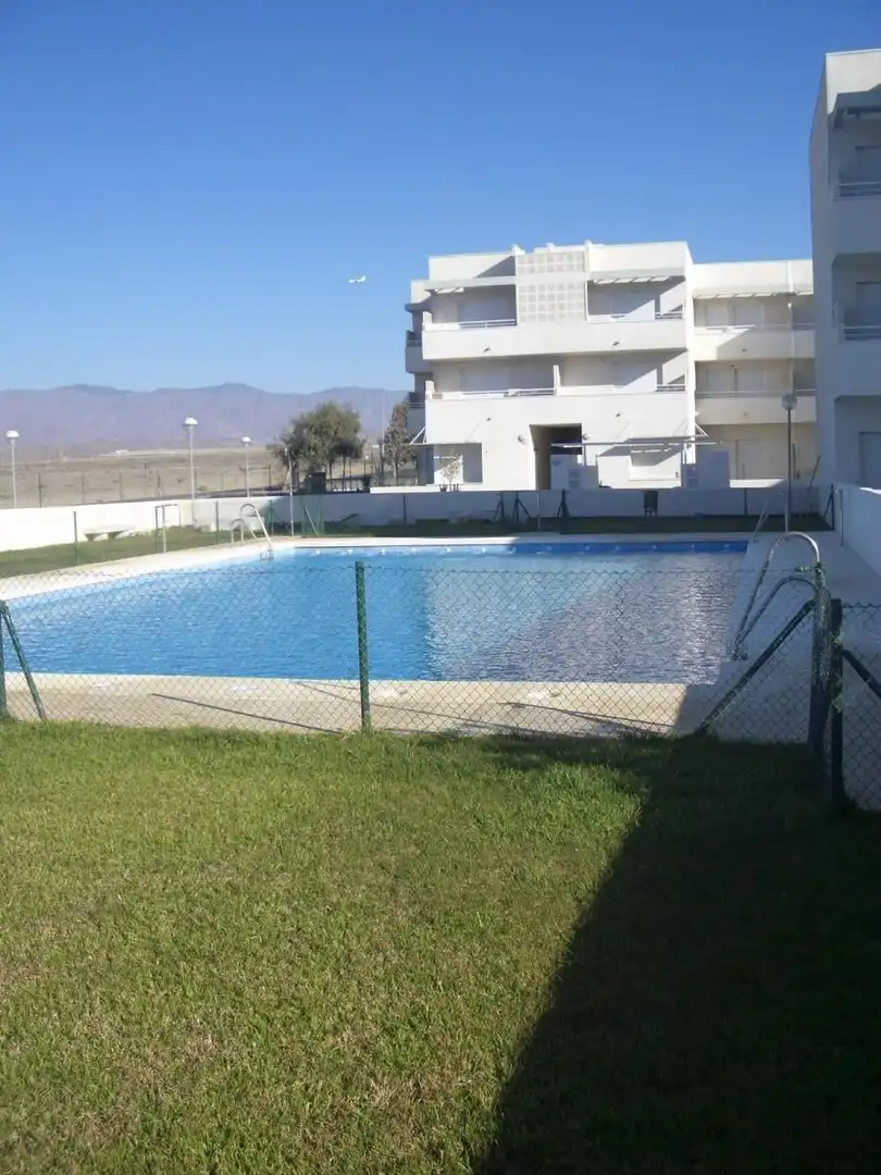 Piscina de Piso en venta en Almería con Trastero, Amueblado y Piscina comunitaria