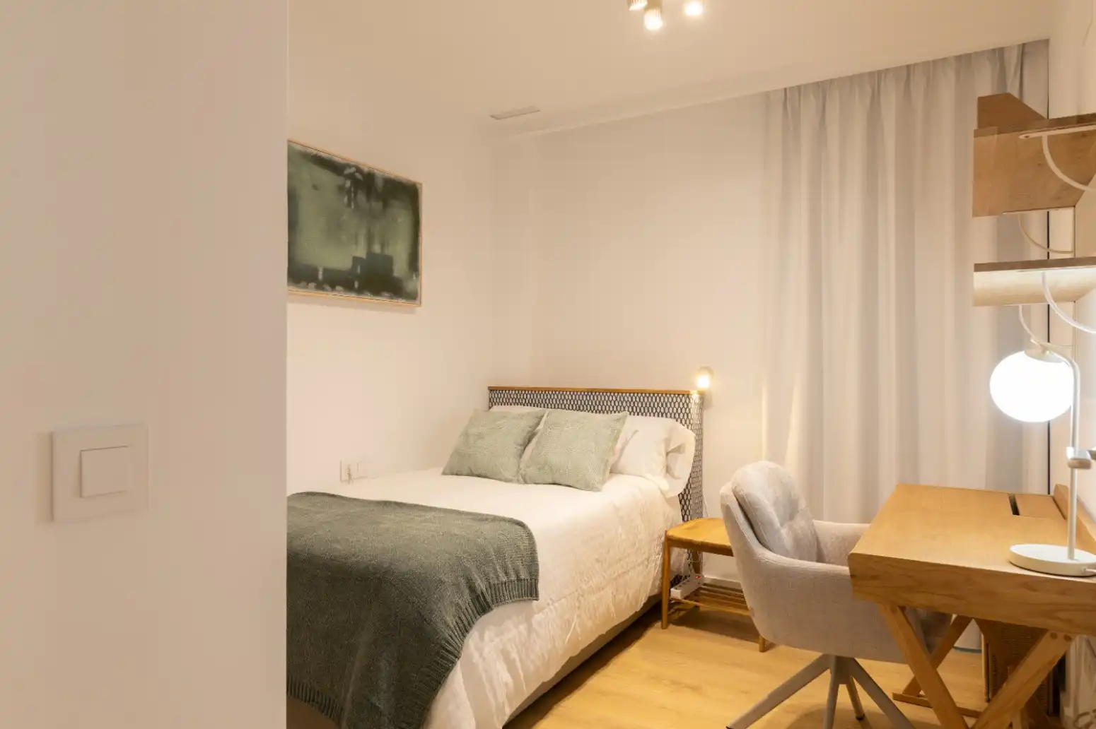 Bedroom of Flat for rent in Valencia  with Air Conditioner, Swimming Pool and Furnished