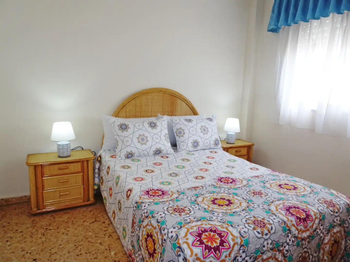 Dormitori de Apartament de lloguer en Gandia amb Aire condicionat, Terrassa i Moblat