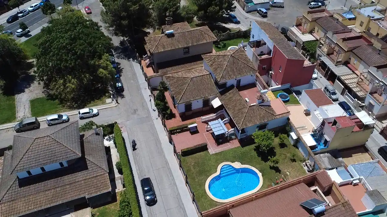 Vista exterior de Casa o xalet en venda en Bormujos amb Aire condicionat, Jardí privat i Terrassa