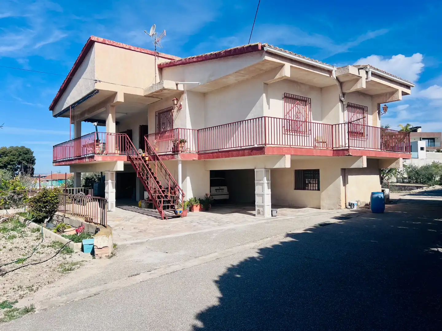 Vista exterior de Casa o xalet en venda en Petrer amb Aire condicionat, Jardí privat i Terrassa