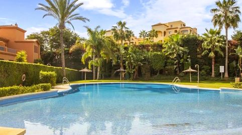 Elegante Residencia en Planta Baja con Jardín Privado en la Exclusiva Comunidad Benatalaya, Estepona