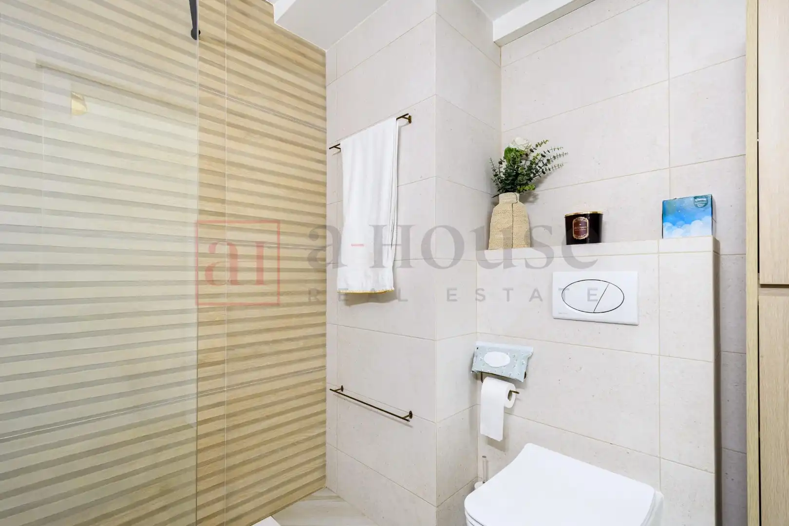 Bathroom of Flat for sale in Barcelona  with Air Conditioner, Heating and Storage room