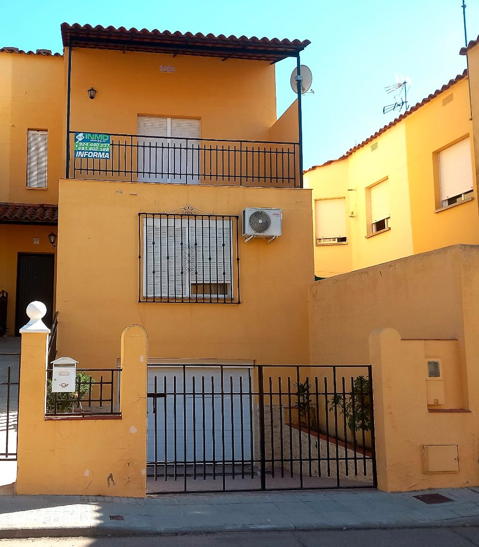 Vista exterior de Casa adosada en venda en Talavera la Real amb Aire condicionat i Terrassa
