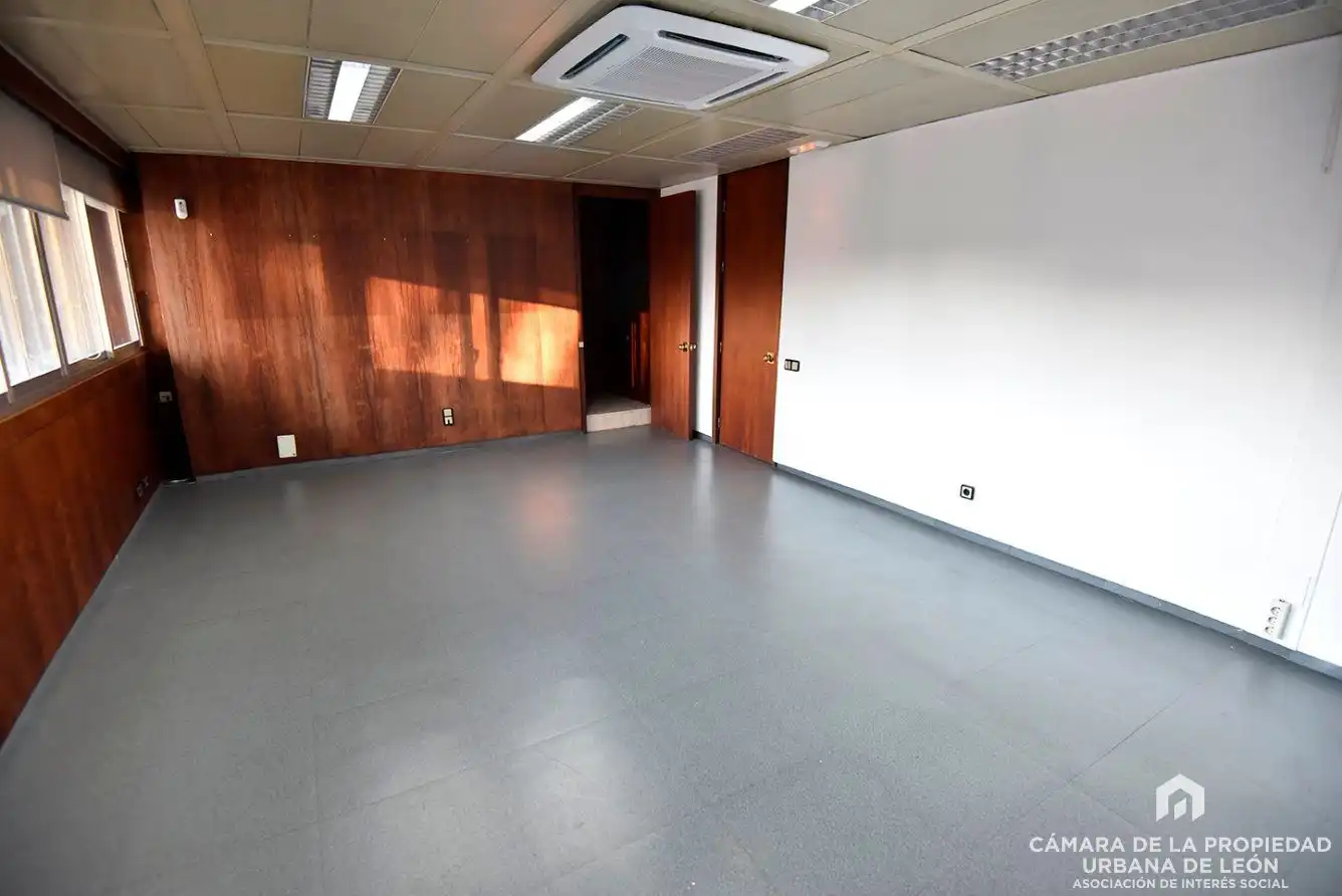Oficina de lloguer en León Capital 