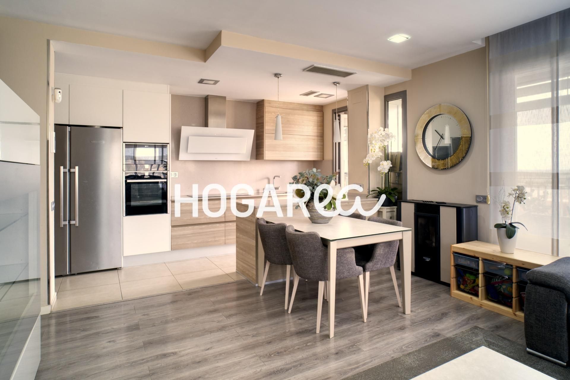 Cuina de Àtic en venda en L'Hospitalet de Llobregat amb Aire condicionat, Calefacció i Terrassa