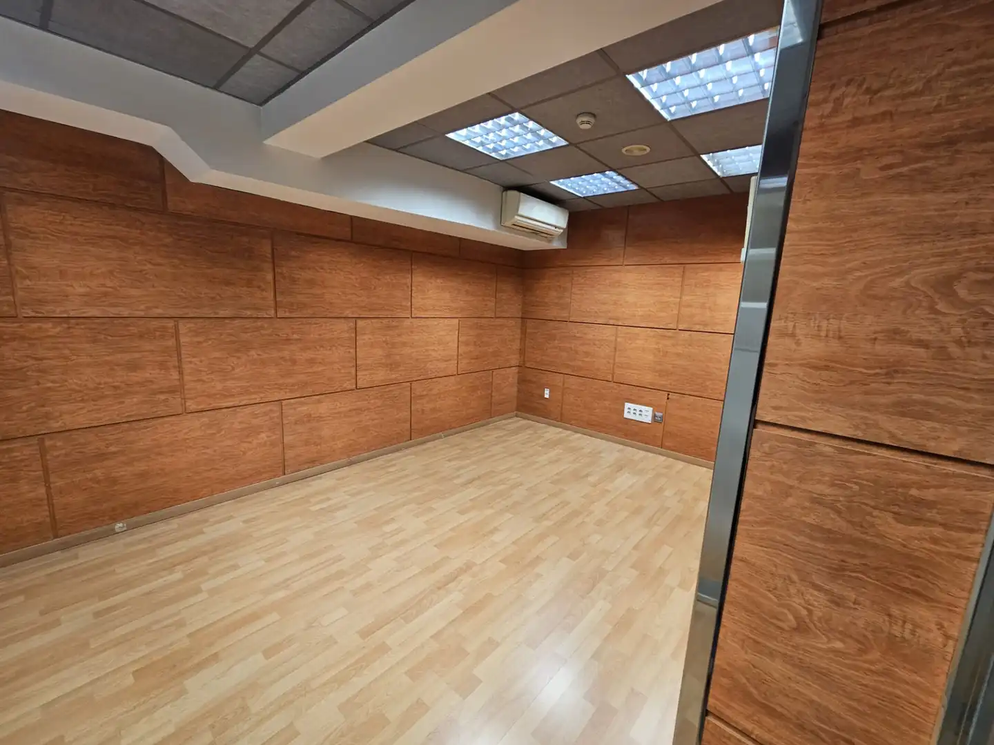 Büro zur Miete in Barcelona mit Klimaanlage und Balkon