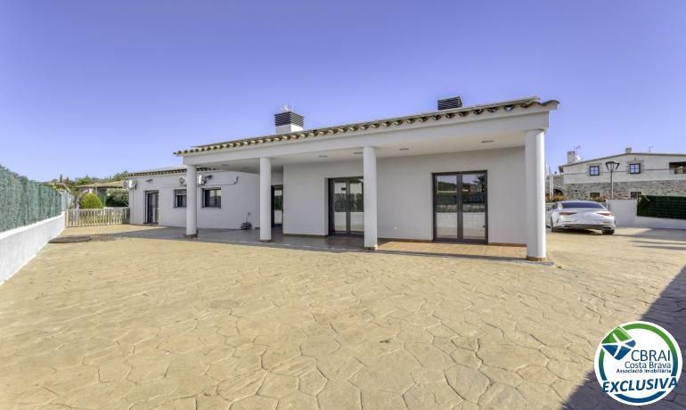 Exterior view of Single-family semi-detached for sale in Cistella  with Heating, Terrace and Swimming Pool