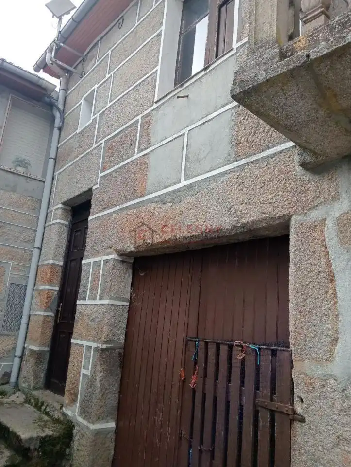 Außenansicht von Einfamilien-Reihenhaus zum Verkauf in Allariz mit Heizung, Terrasse und Abstellraum