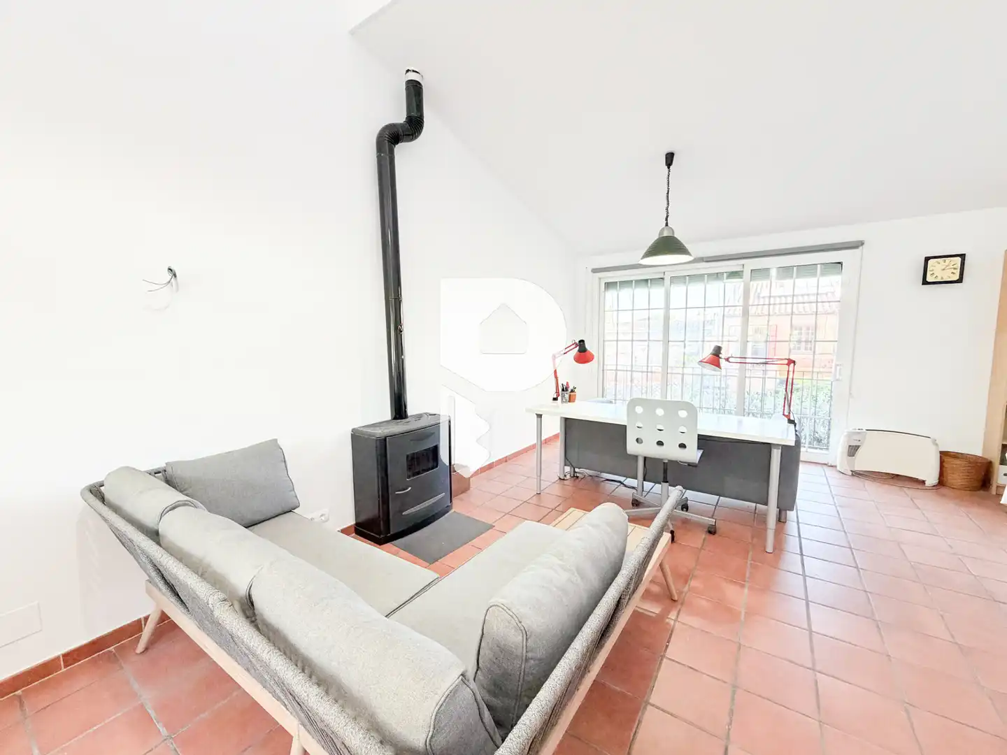 Sala de estar de Casa adosada en venta en Sant Vicenç Dels Horts con Aire acondicionado, Calefacción y Jardín privado