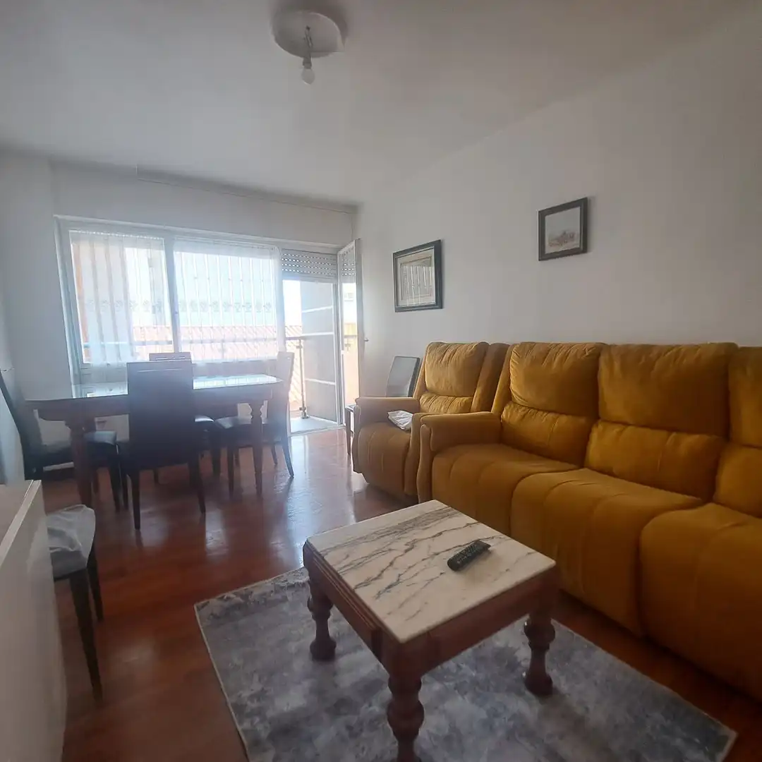 Sala d'estar de Pis de lloguer en Gijón  amb Calefacció, Moblat i Balcó