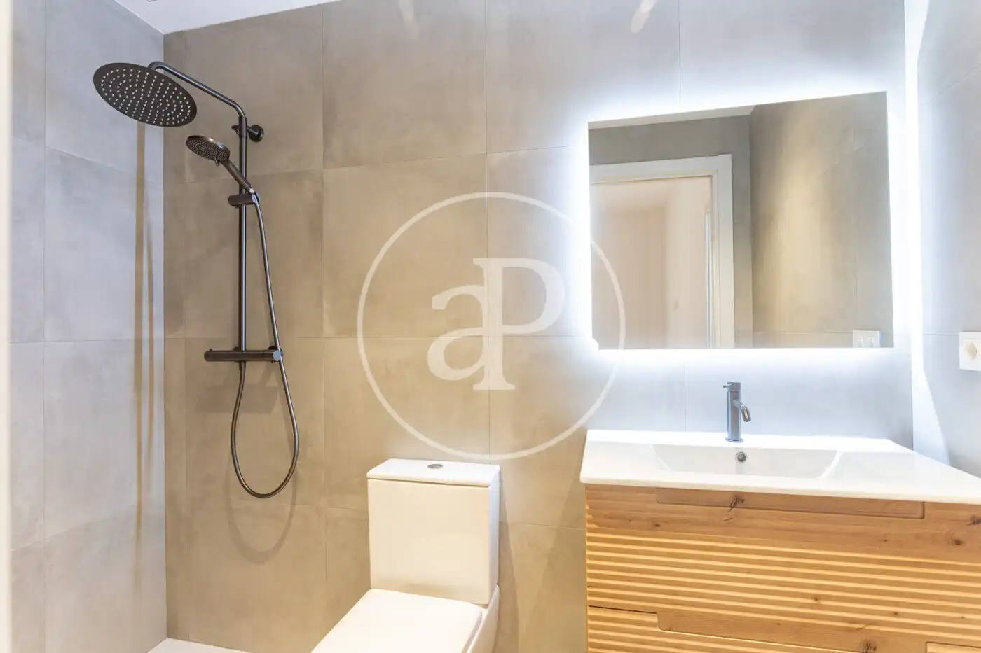Bathroom of Flat for sale in Barcelona  with Air Conditioner, Heating and Terrace