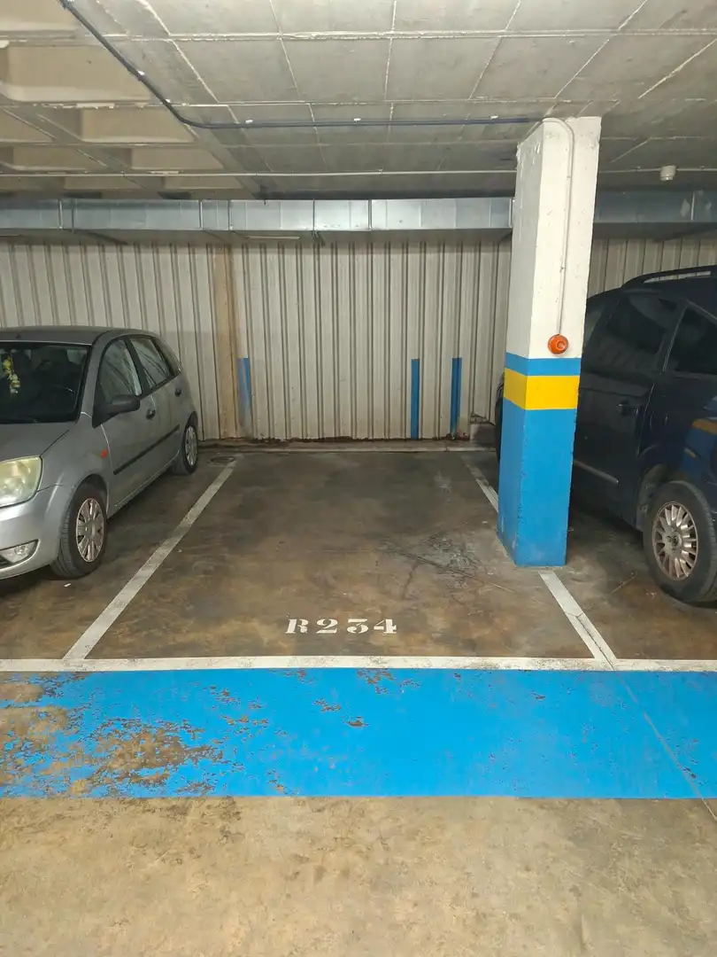 Parking de Piso en venta en Sevilla con Aire acondicionado, Terraza y Trastero