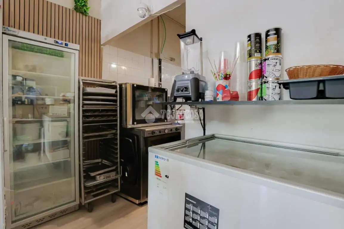 Cuina de Local en venda en L'Hospitalet de Llobregat amb Aire condicionat