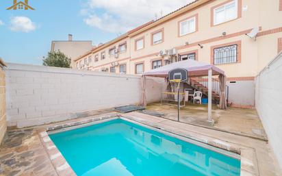 Piscina de Casa adosada en venda en Las Ventas de Retamosa amb Jardí privat i Piscina