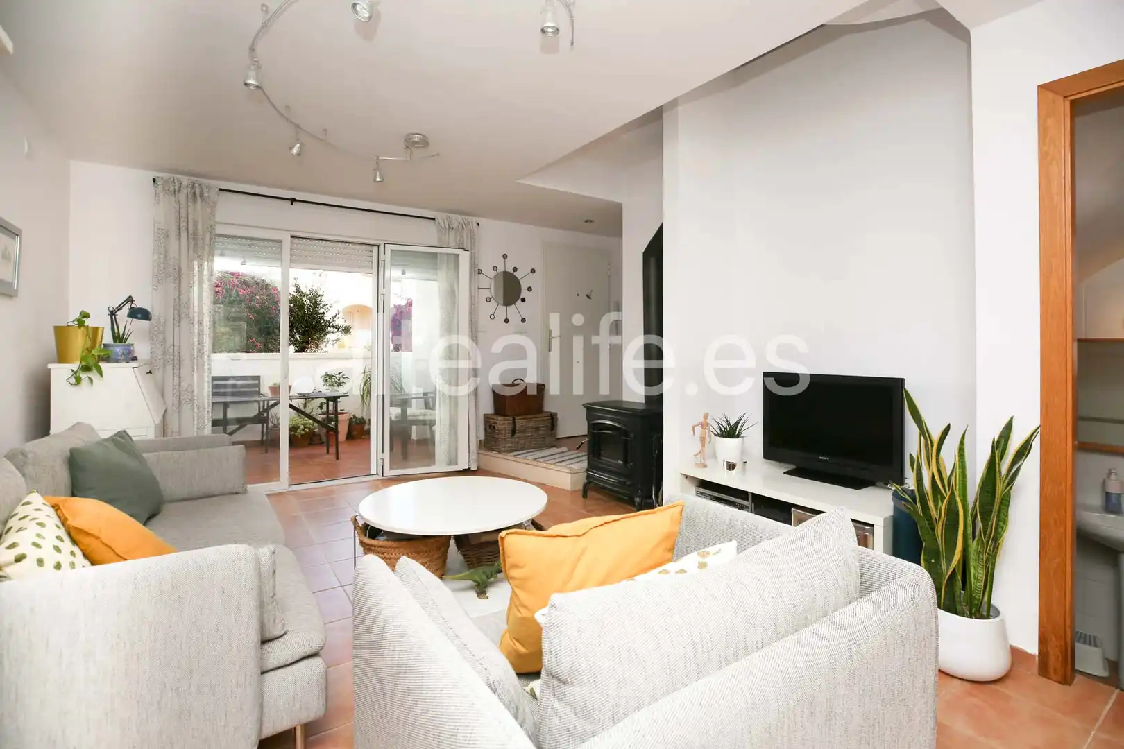 Sala d'estar de Casa adosada en venda en La Nucia amb Terrassa i Piscina comunitària