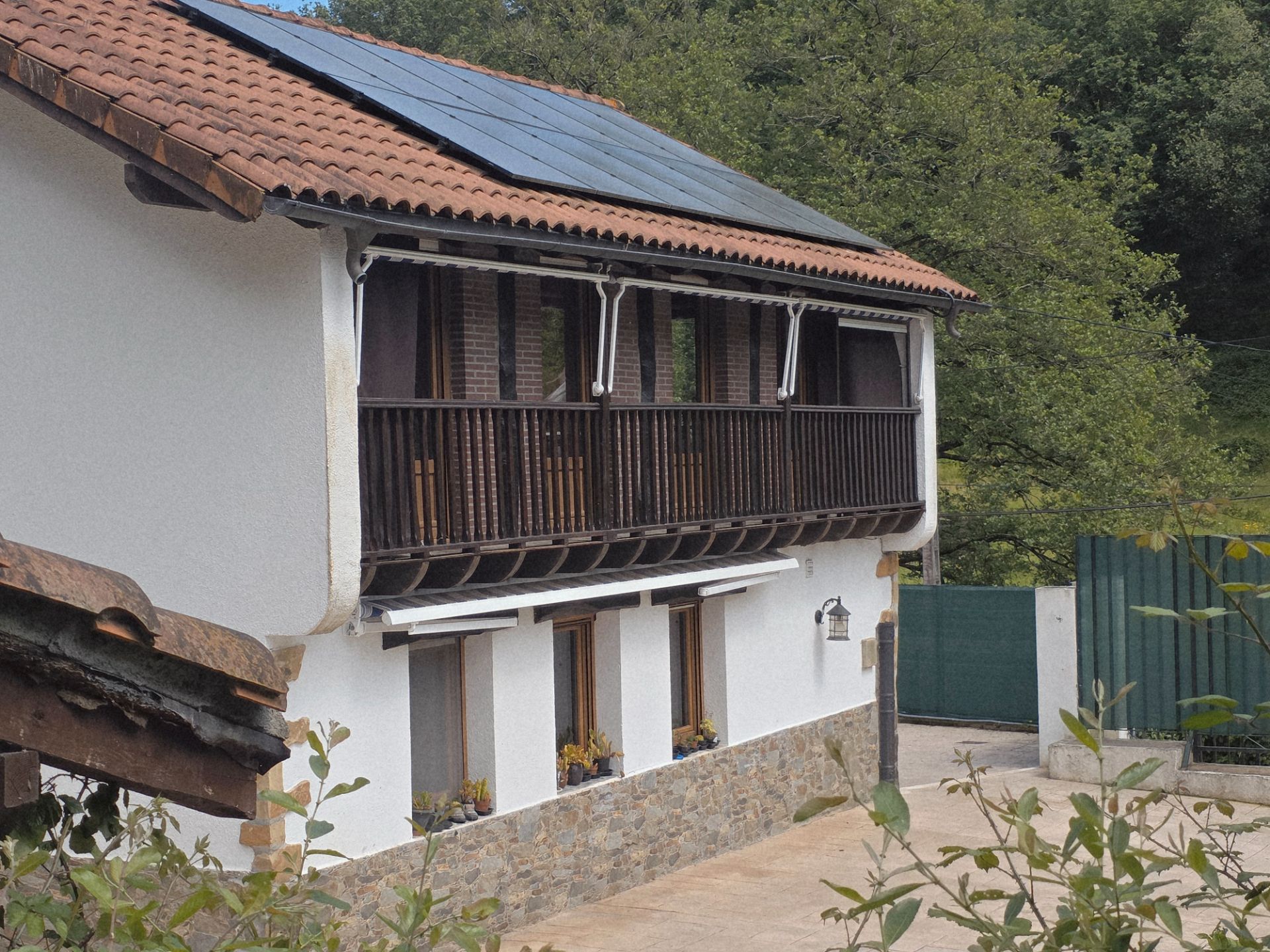 Vista exterior de Casa o xalet en venda en Berango amb Calefacció, Jardí privat i Moblat