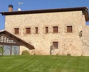 Vista exterior de Casa o xalet en venda en Harana / Valle de Arana amb Terrassa i Piscina