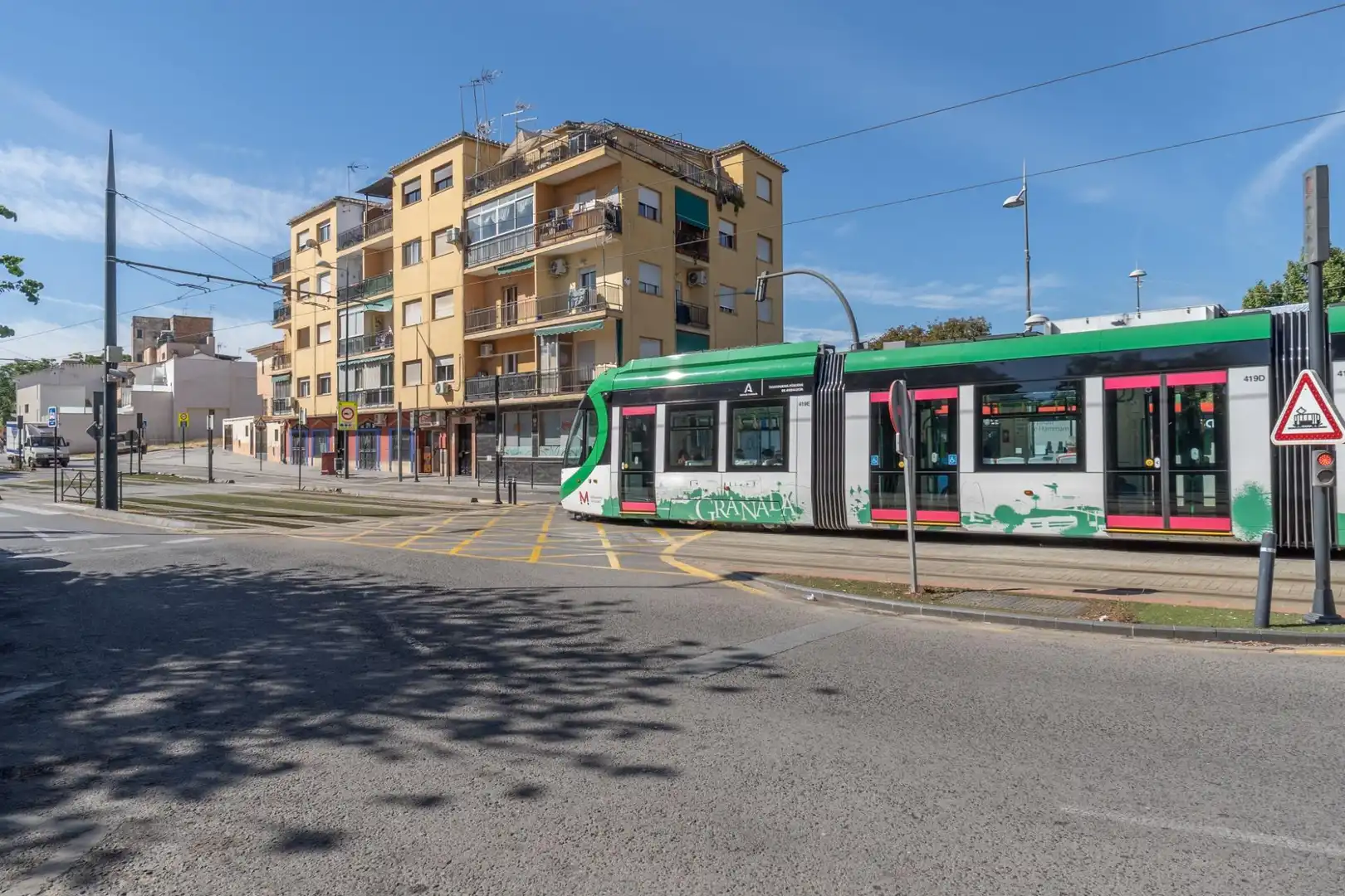 Vista exterior de Pis en venda en Granada amb Balcó