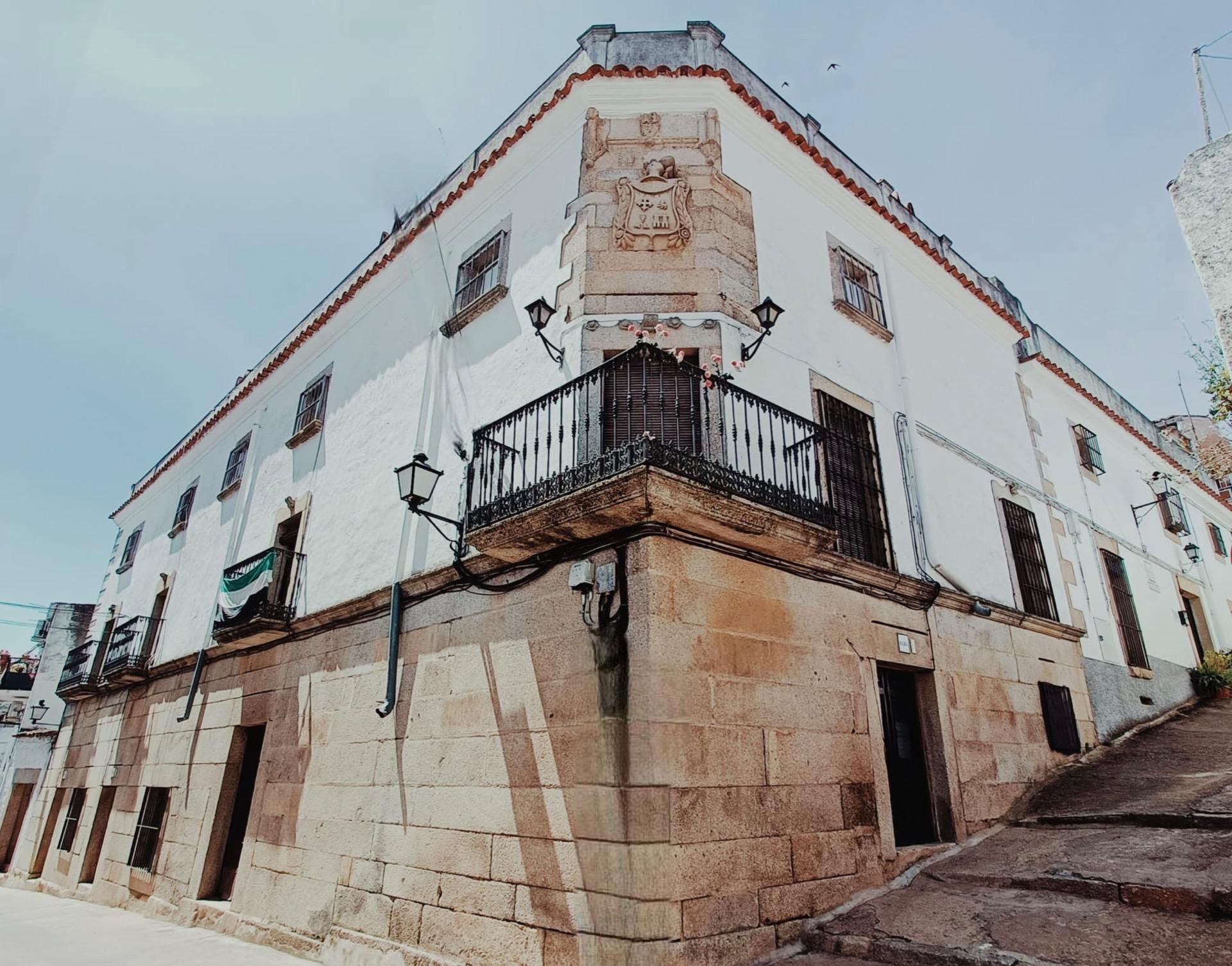 Vista exterior de Casa o xalet en venda en Alcuéscar amb Aire condicionat, Calefacció i Jardí privat