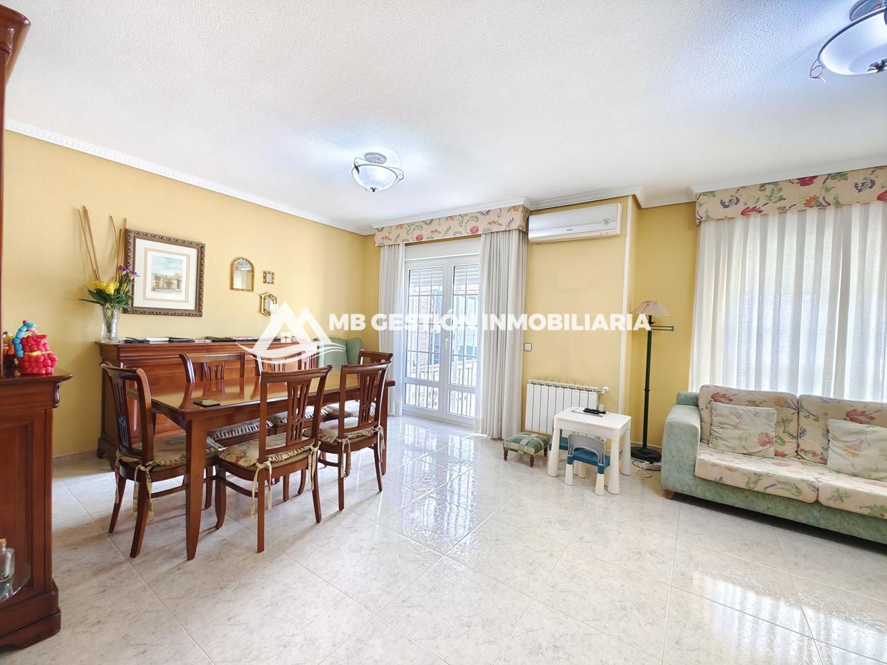 Sala d'estar de Casa adosada en venda en Fuenlabrada amb Aire condicionat, Calefacció i Jardí privat