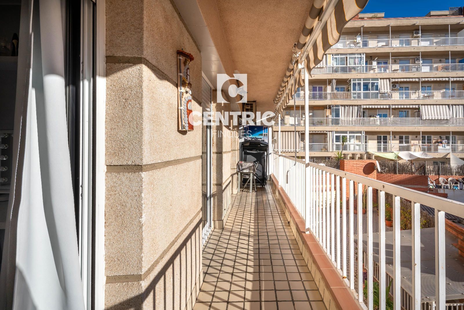 Außenansicht von Wohnung zum Verkauf in Terrassa mit Klimaanlage, Heizung und Terrasse