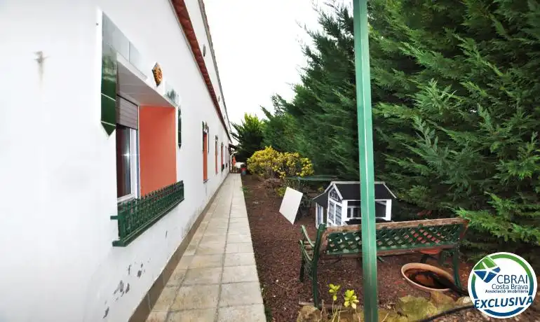 Garten von Einfamilien-Reihenhaus zum Verkauf in Roses mit Heizung