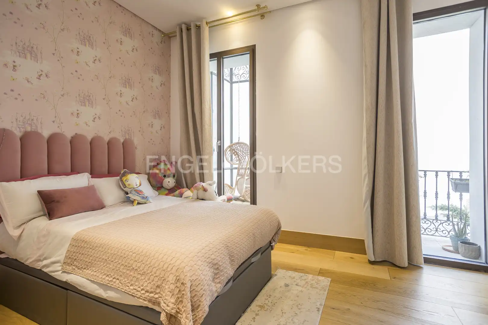 Habitación de Dúplex en venta en Madrid con Aire acondicionado, Calefacción y Jardín privado