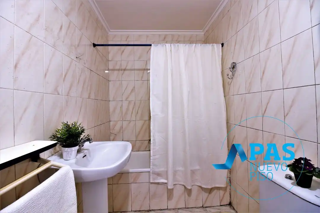 Baño de Piso en venta en Camargo con Terraza, Trastero y Amueblado