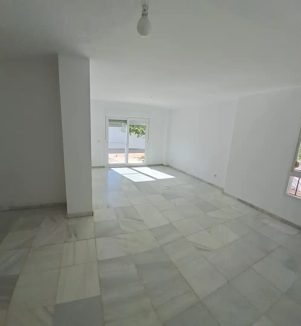 Casa adosada de lloguer en Tomares amb Aire condicionat i Piscina