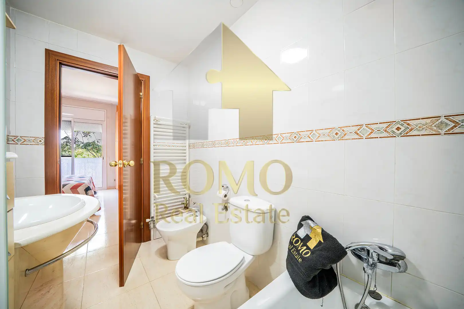Baño de Casa adosada en venta en Santa Perpètua de Mogoda con Aire acondicionado, Calefacción y Jardín privado