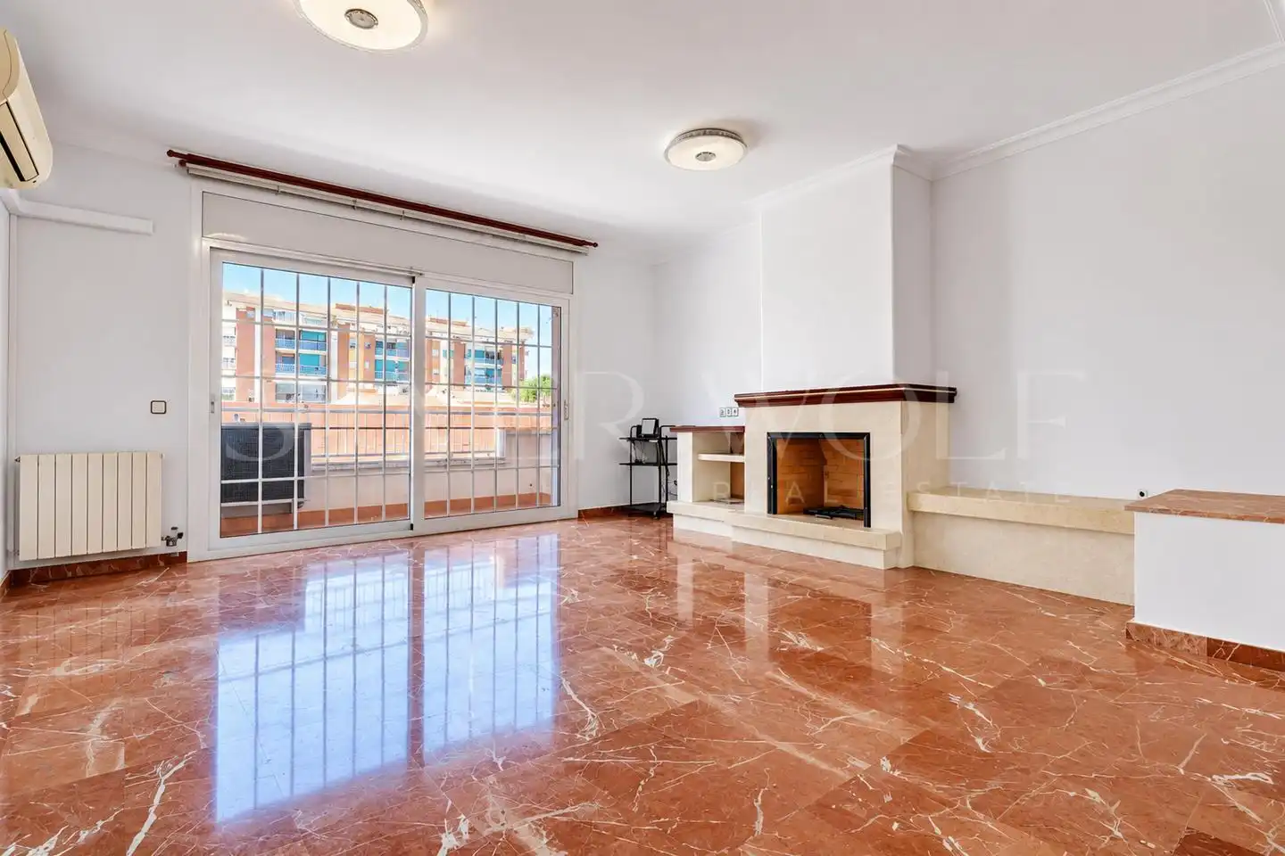 Sala de estar de Casa adosada en venta en El Prat de Llobregat con Aire acondicionado, Calefacción y Terraza
