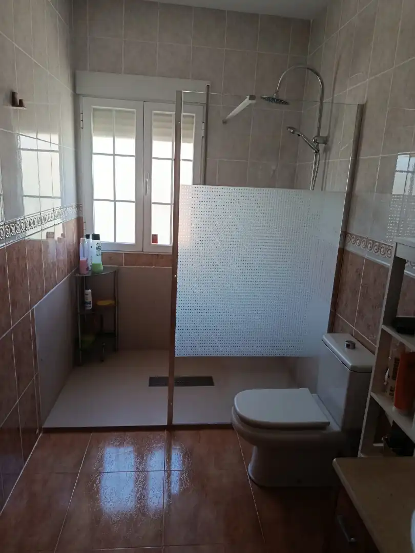 Bany de Casa adosada en venda en Mota del Cuervo amb Calefacció, Terrassa i Moblat