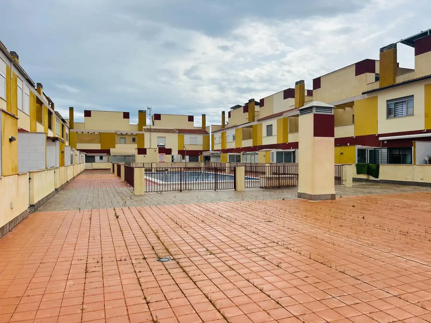 Vista exterior de Casa adosada en venda en Los Alcázares amb Aire condicionat, Terrassa i Moblat